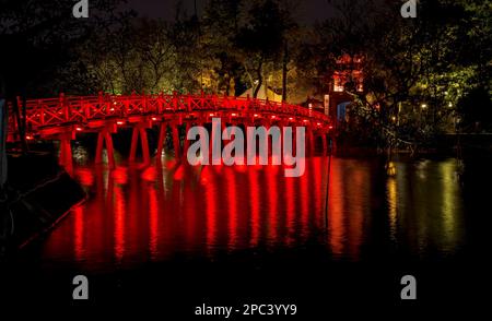 Die Red Huc Brücke führt zum Ngoc Son Tempel bei Nacht, Hoan Kiem See, Hanoi, Vietnam, Asien Stockfoto