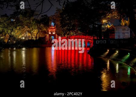 Die Red Huc Brücke führt zum Ngoc Son Tempel bei Nacht, Hoan Kiem See, Hanoi, Vietnam, Asien Stockfoto