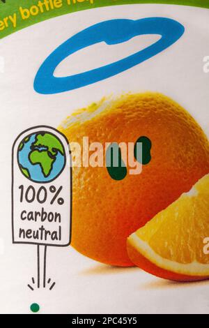 100 % kohlenstoffneutral – Nahaufnahme einer Flasche unschuldigen, glatten, reinen Orangensafts, sonst nichts Stockfoto