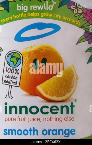 100 % kohlenstoffneutral – Nahaufnahme einer Flasche unschuldigen, glatten, reinen Orangensafts, sonst nichts – große Retuscherei Stockfoto