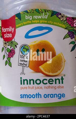 100 % kohlenstoffneutral – Nahaufnahme einer Flasche unschuldigen, glatten, reinen Orangensafts in Familiengröße, nichts anderes – große Retuscherei Stockfoto