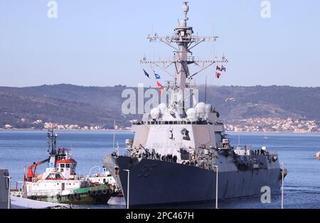 Kroatien. 13. März 2023. Die Ankunft des amerikanischen Kommandoschiffs der NATO-Gruppe, des RM-Zerstörers USS „James E Williams“ (DDG-95). Nach Split, Kroatien, am 13. März 2023, Foto: Ivo Cagalj/PIXSELL Credit: Pixsell/Alamy Live News Stockfoto