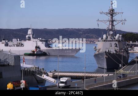 Kroatien. 13. März 2023. Die Ankunft der niederländischen Fregatte RM HNLMS De zeven provincien' im Hafen von Split, Kroatien, am 13. März 2023, Foto: Ivo Cagalj/PIXSELL Credit: Pixsell/Alamy Live News Stockfoto