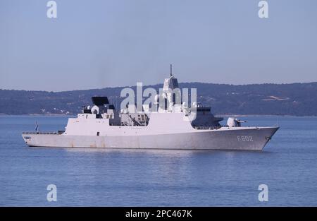 Kroatien. 13. März 2023. Die Ankunft der niederländischen Fregatte RM HNLMS De zeven provincien' im Hafen von Split, Kroatien, am 13. März 2023, Foto: Ivo Cagalj/PIXSELL Credit: Pixsell/Alamy Live News Stockfoto