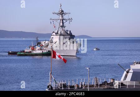 Kroatien. 13. März 2023. Die Ankunft des amerikanischen Kommandoschiffs der NATO-Gruppe, des RM-Zerstörers USS „James E Williams“ (DDG-95). Nach Split, Kroatien, am 13. März 2023, Foto: Ivo Cagalj/PIXSELL Credit: Pixsell/Alamy Live News Stockfoto