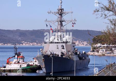 Kroatien. 13. März 2023. Die Ankunft des amerikanischen Kommandoschiffs der NATO-Gruppe, des RM-Zerstörers USS „James E Williams“ (DDG-95). Nach Split, Kroatien, am 13. März 2023, Foto: Ivo Cagalj/PIXSELL Credit: Pixsell/Alamy Live News Stockfoto