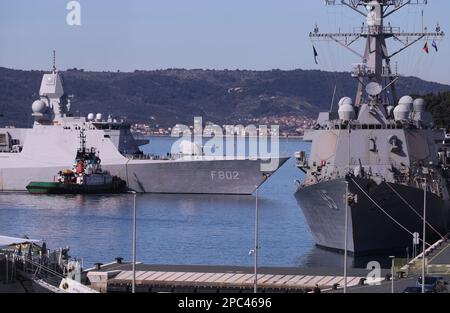 Kroatien. 13. März 2023. Die Ankunft der niederländischen Fregatte RM HNLMS De zeven provincien' im Hafen von Split, Kroatien, am 13. März 2023, Foto: Ivo Cagalj/PIXSELL Credit: Pixsell/Alamy Live News Stockfoto