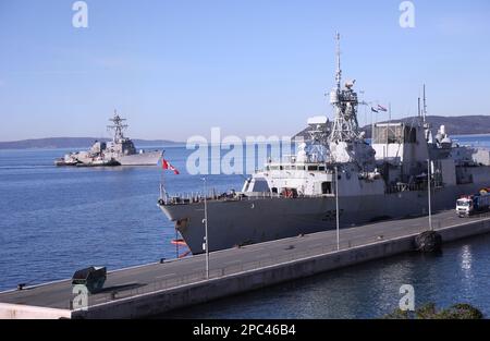 Kroatien. 13. März 2023. Die Ankunft des amerikanischen Kommandoschiffs der NATO-Gruppe, des RM-Zerstörers USS „James E Williams“ (DDG-95). Nach Split, Kroatien, am 13. März 2023, Foto: Ivo Cagalj/PIXSELL Credit: Pixsell/Alamy Live News Stockfoto