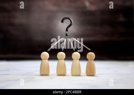 Teamarbeit, multiethnische Gruppe von Denkern in Unternehmen mit Fragezeichen-Konzept, aufeinanderstehen, Mitarbeiter für Identität und Gleichberechtigung bei der Arbeit, Stockfoto