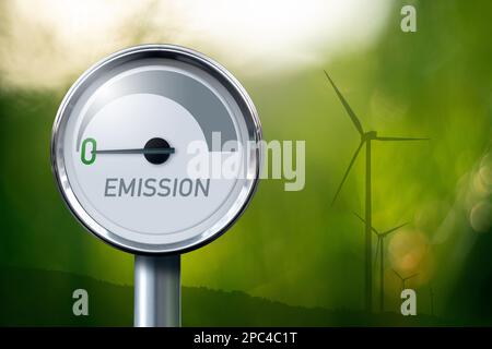 Messgerät mit Aufschrift EMISSION. Der Pfeil zeigt auf Null. Konzept der grünen Energie. Stockfoto