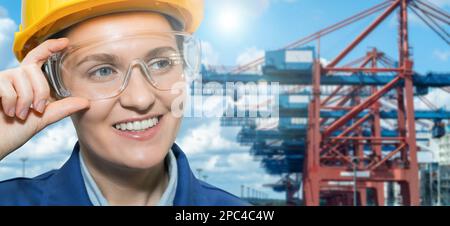 Porträt einer Hafenleiterin mit Helm und Brille auf dem Hintergrund eines Schiffes mit Containern im Seehafen Stockfoto