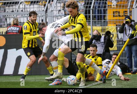 Dortmund, Deutschland. 12. März 2023. firo : 03/12/2023, Fußball, 3. Division, 3. Bundesdivision, Staffel 2022/2023, BVB II, Borussia Dortmund II - Dynamo Dresden 1:3 Kampf an der Ecke Flagge mit SCHAFFLER und Ole POHLMANN, BVB rechts Kredit: dpa/Alamy Live News Stockfoto