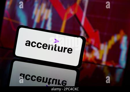 Paris, Frankreich - 2023. März 13: Die Aktien des Unternehmens Accenture fallen an der Börse. Finanzkrise und Scheitern des Unternehmens Accenture. Wirtschaftskollaps Stockfoto