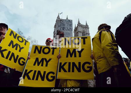 London, Großbritannien. 13. März 2023. Protest beim Empire Day Service - Not My King Credit: João Daniel Pereira/Alamy Live News Stockfoto