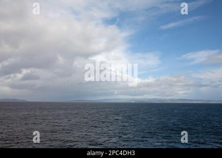 Sturmwolken über den Firth of Clyde, von der Fähre Caledonian Isles aus gesehen, die zwischen Brodick auf der Insel Arran und Ardrossan verkehrt Stockfoto