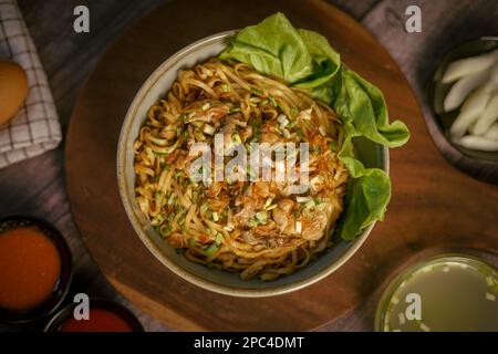 Pangsit Mie oder Wheat Noodle mit gewürfeltem Hähnchenfleisch - Draufsicht Stockfoto