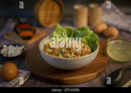 Pangsit Mie oder Wheat Noodle mit gewürfeltem Hähnchenfleisch - breit Stockfoto