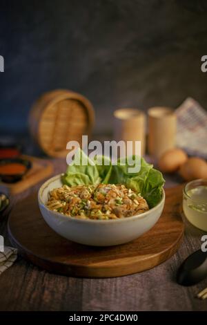 Pangsit Mie oder Weizennudeln mit gewürfeltem Hähnchenfleisch - Portrait Medium Stockfoto