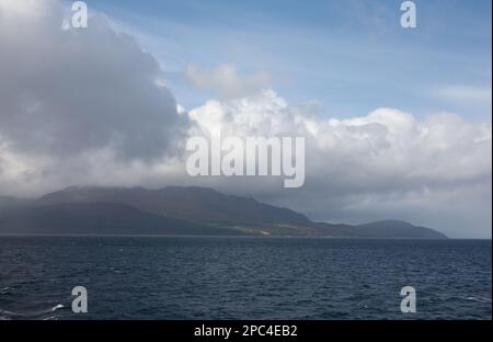 Die Wolke, die über Goat fiel, wird von der Fähre Caledonian Isles, die zwischen Brodick und Ardrossan, der Insel Arran, Schottland, verkehrt, gesehen Stockfoto