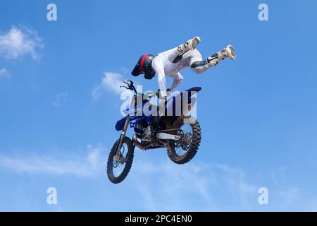 Pleyber-Christ, Frankreich - August 28 2022: Biker macht einen Freestyle-Trick mit seinem Dirt Bike. Stockfoto