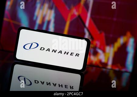 Paris, Frankreich - 2023. März 13: Danaher-Aktien fallen an der Börse. Finanzkrise und Scheitern von Danaher-Unternehmen. Wirtschaftskollaps Stockfoto