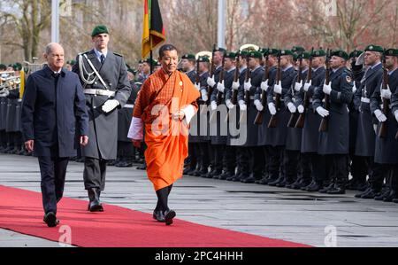 Berlin, Deutschland. 13. März 2023. Bundeskanzler Olaf Scholz (SPD) erhält Lotay Tshering, Premierminister des Königreichs Bhutan, mit militärischen Auszeichnungen vor dem Bundeskanzleramt. Kredit: Bernd von Jutrczenka/dpa/Alamy Live News Stockfoto