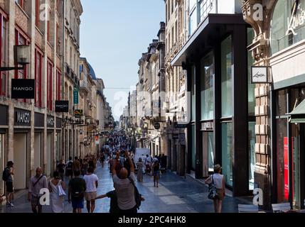 Bordeaux, Frankreich, 18. Juli 2022: Menschen gehen auf der Rue Sainte-Catherine im Zentrum von Bordeaux. Die Rue Sainte-Catherine, eine 1,2 km lange Fußgängerzone Stockfoto