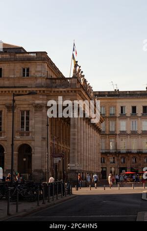 Bordeaux, Frankreich, 18. Juli 2022: Blick auf das große Theatergebäude mit der Bezeichnung Nationaloper in Bordeaux Stockfoto