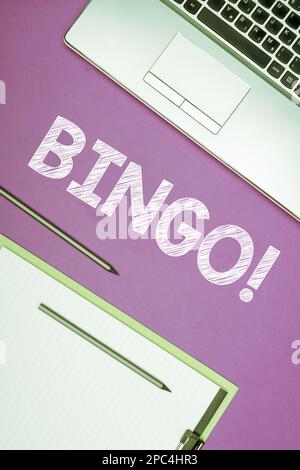 Schild mit Bingo. Glücksspiel für den geschäftlichen Ansatz, bei dem jeder Spieler die ausgedruckten Zahlen abgleicht Stockfoto