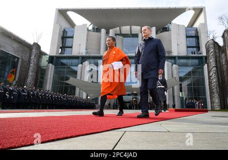 Berlin, Deutschland. 13. März 2023. Bundeskanzler Olaf Scholz (SPD) erhält Lotay Tshering, Premierminister des Königreichs Bhutan, mit militärischen Auszeichnungen vor dem Bundeskanzleramt. Kredit: Bernd von Jutrczenka/dpa/Alamy Live News Stockfoto