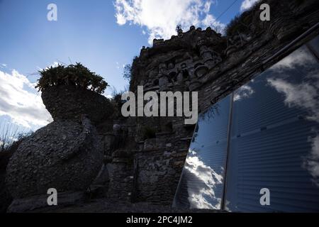 Valtellina, Italien - 12. März 2023: il castello valtellinese del Gaudì di Grosio, Nicola di Cesare, eine Burg, die von einem Einheimischen auf einer Bergseite von Nor gebaut wurde Stockfoto