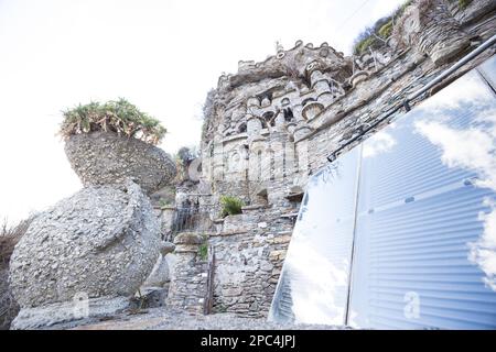 Valtellina, Italien - 12. März 2023: il castello valtellinese del Gaudì di Grosio, Nicola di Cesare, eine Burg, die von einem Einheimischen auf einer Bergseite von Nor gebaut wurde Stockfoto