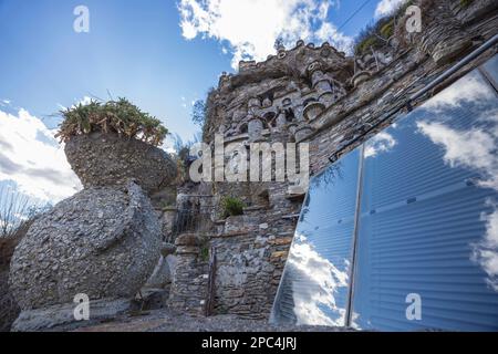 Valtellina, Italien - 12. März 2023: il castello valtellinese del Gaudì di Grosio, Nicola di Cesare, eine Burg, die von einem Einheimischen auf einer Bergseite von Nor gebaut wurde Stockfoto