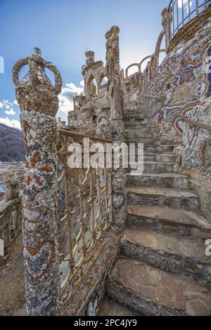 Valtellina, Italien - 12. März 2023: il castello valtellinese del Gaudì di Grosio, Nicola di Cesare, eine Burg, die von einem Einheimischen auf einer Bergseite von Nor gebaut wurde Stockfoto