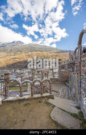 Valtellina, Italien - 12. März 2023: il castello valtellinese del Gaudì di Grosio, Nicola di Cesare, eine Burg, die von einem Einheimischen auf einer Bergseite von Nor gebaut wurde Stockfoto