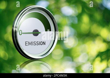 Messgerät mit Aufschrift EMISSION. Der Pfeil zeigt auf Null. Konzept der grünen Energie. Stockfoto