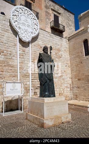 Eine Statue des Heiligen Nicolas in der Nähe der Basilika di San Nicola, Bari, Apulien (Apulien), Italien. Die Statue wurde von Wladimir Putin gespendet. Stockfoto