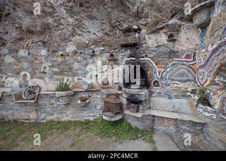 Valtellina, Italien - 12. März 2023: il castello valtellinese del Gaudì di Grosio, Nicola di Cesare, eine Burg, die von einem Einheimischen auf einer Bergseite von Nor gebaut wurde Stockfoto