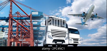 Flugzeug am Himmel über dem Kran und Lastwagen im Seehafen. Welthandel- und Transportkonzept Stockfoto