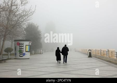 Wanderer am Baku Boulevard an einem nebligen Wintertag Stockfoto