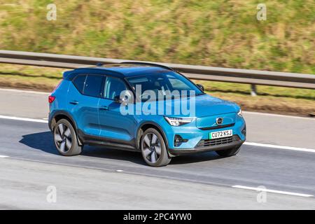 2022 Blue VOLVO XC40 Ultimate Charge TWIN EV AWD; Fahrt auf der Autobahn M61, Großbritannien Stockfoto