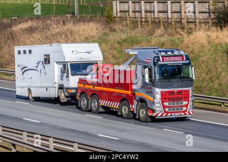 John MacAdam & Son Rescue Ltd., 24-Stunden-Pannenhilfe und Car Rescue, Abschleppdienst in einem Pferdekasten. MacAdam Canter Rescue and Recovery; Autotransporter, Volvo Autotransporter; Lastkraftwagen für schwere Massenguttransporte auf der Autobahn, Lastkraftwagen, Transport, Abholung und Auslieferung, Mehrwagen-Nutzfahrzeugtransporter, Truck UK Stockfoto