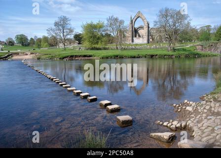 Die Sprungbretter in Bolton Abbey in Wharfedale, Yorkshire Dales National Park für alle, die ein gutes Gleichgewicht haben (Achtung!) Stockfoto