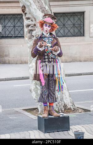 Der Straßenkünstler in Barcelona spielt die Rolle des „verrückten Hutmachers“ und trägt ein passendes Kostüm Stockfoto