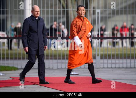 Berlin, Deutschland. 13. März 2023. Bundeskanzler Olaf Scholz (SPD) erhält Lotay Tshering, Premierminister des Königreichs Bhutan, mit militärischen Auszeichnungen vor dem Bundeskanzleramt. Kredit: Bernd von Jutrczenka/dpa/Alamy Live News Stockfoto