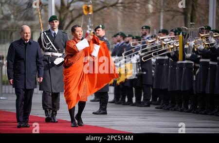 Berlin, Deutschland. 13. März 2023. Bundeskanzler Olaf Scholz (SPD) erhält Lotay Tshering, Premierminister des Königreichs Bhutan, mit militärischen Auszeichnungen vor dem Bundeskanzleramt. Kredit: Bernd von Jutrczenka/dpa/Alamy Live News Stockfoto