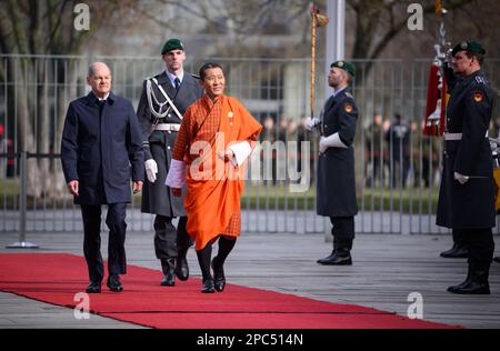 Berlin, Deutschland. 13. März 2023. Bundeskanzler Olaf Scholz (SPD) erhält Lotay Tshering, Premierminister des Königreichs Bhutan, mit militärischen Auszeichnungen vor dem Bundeskanzleramt. Kredit: Bernd von Jutrczenka/dpa/Alamy Live News Stockfoto