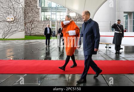 Berlin, Deutschland. 13. März 2023. Bundeskanzler Olaf Scholz (SPD) erhält Lotay Tshering, Premierminister des Königreichs Bhutan, mit militärischen Auszeichnungen vor dem Bundeskanzleramt. Kredit: Bernd von Jutrczenka/dpa/Alamy Live News Stockfoto