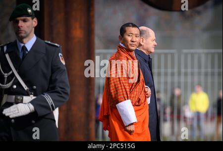 Berlin, Deutschland. 13. März 2023. Bundeskanzler Olaf Scholz (SPD) erhält Lotay Tshering, Premierminister des Königreichs Bhutan, mit militärischen Auszeichnungen vor dem Bundeskanzleramt. Kredit: Bernd von Jutrczenka/dpa/Alamy Live News Stockfoto