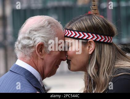 König Karl III. Wird mit einer „Hongi“-Begrüßung begrüßt, einer traditionellen Maori-Begrüßung in Neuseeland, die von den Maori verwendet wird, während er zum jährlichen Commonwealth Day Service in Westminster Abbey in London ankommt. Foto: Montag, 13. März 2023. Stockfoto